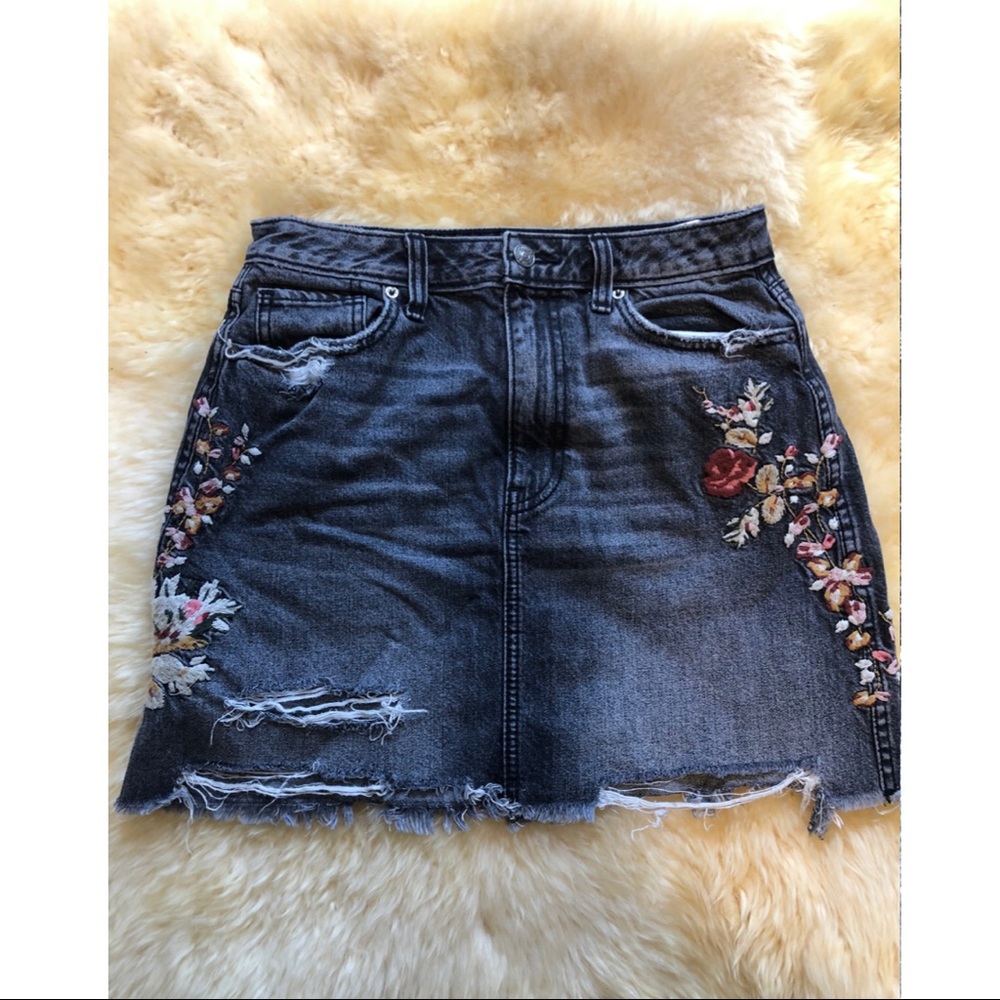 distressed floral embroidered denim skirt // 28